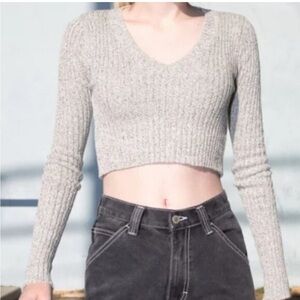 Brandy Melville Light Gray V-Neck Cropped Sweater